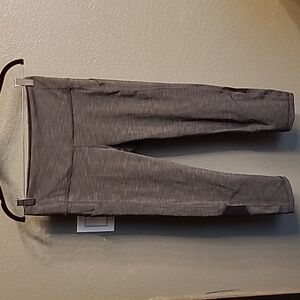 Lululemon Capri Leggings with side pockets size 8 in Heathered grey